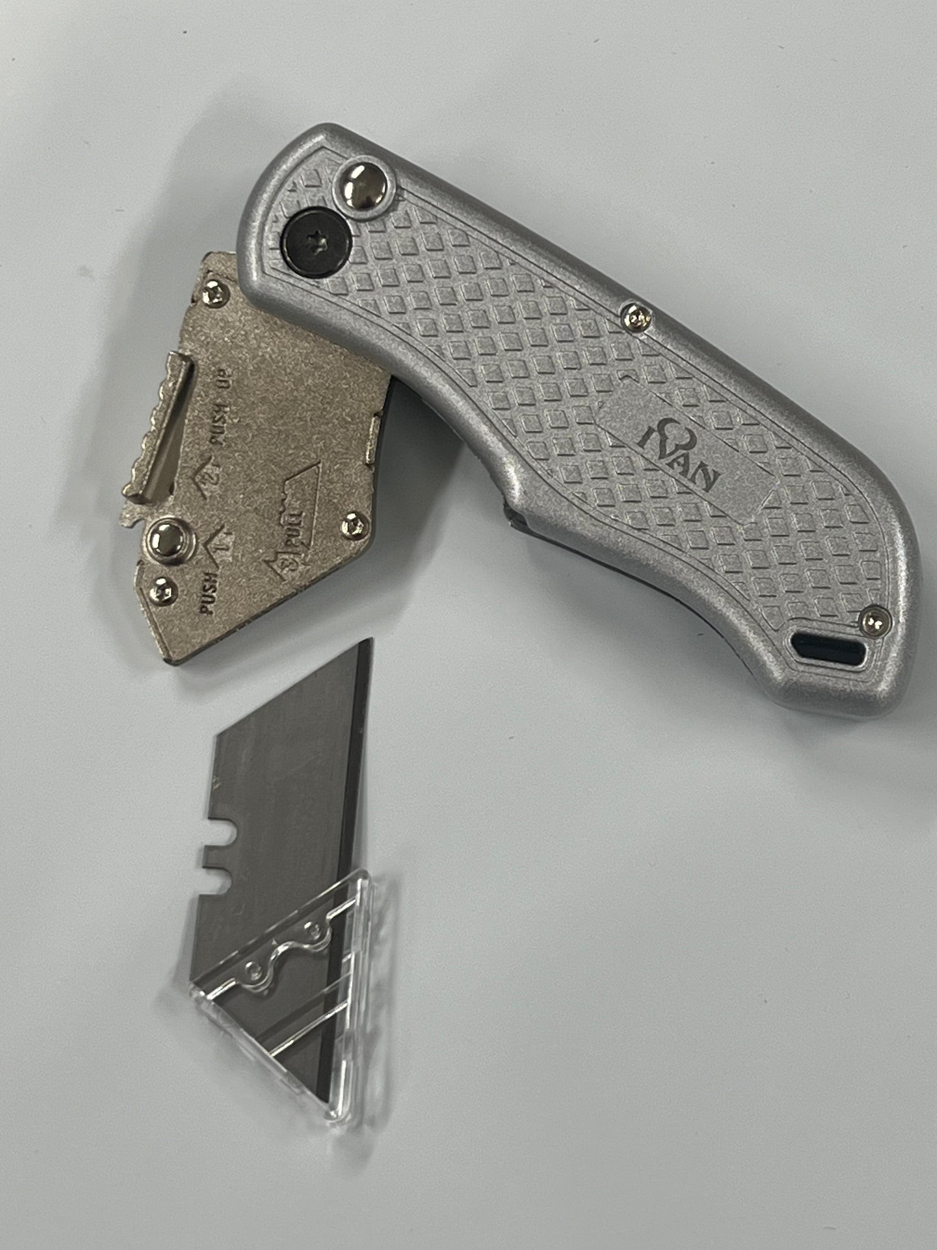 Navaja plegable con hoja intercambiable y clip para cinturón