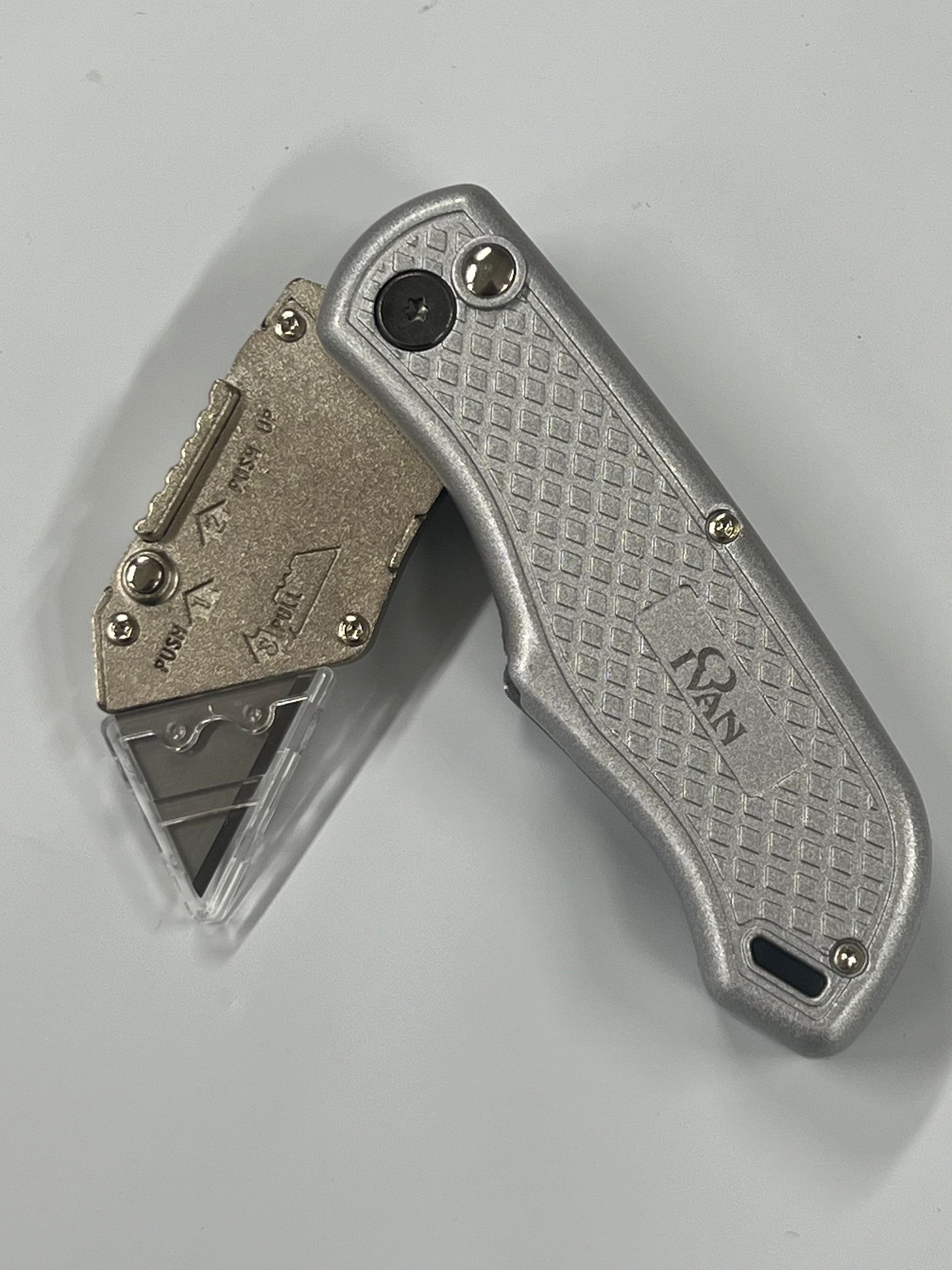 Navaja plegable con hoja intercambiable y clip para cinturón