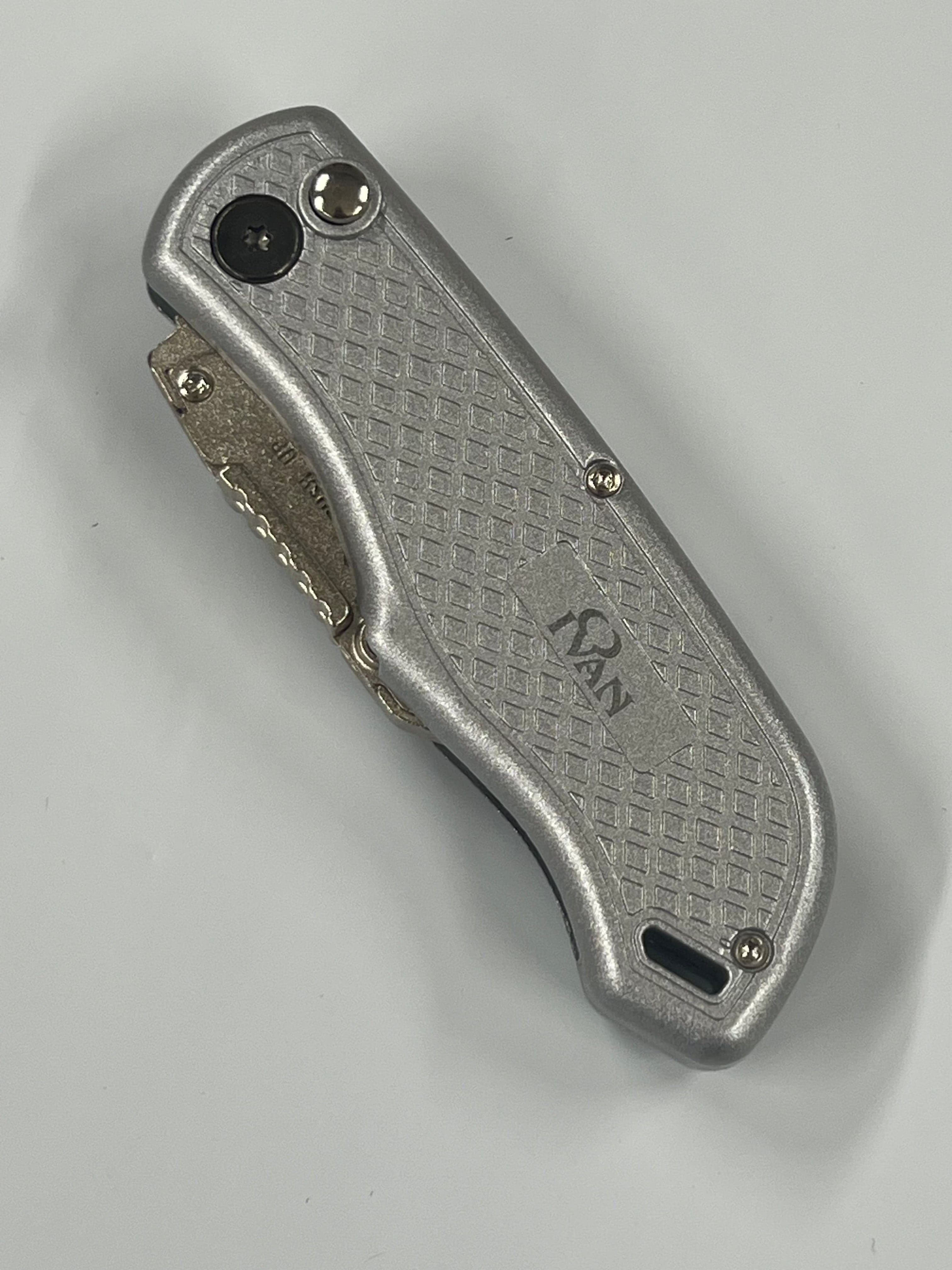 Navaja plegable con hoja intercambiable y clip para cinturón