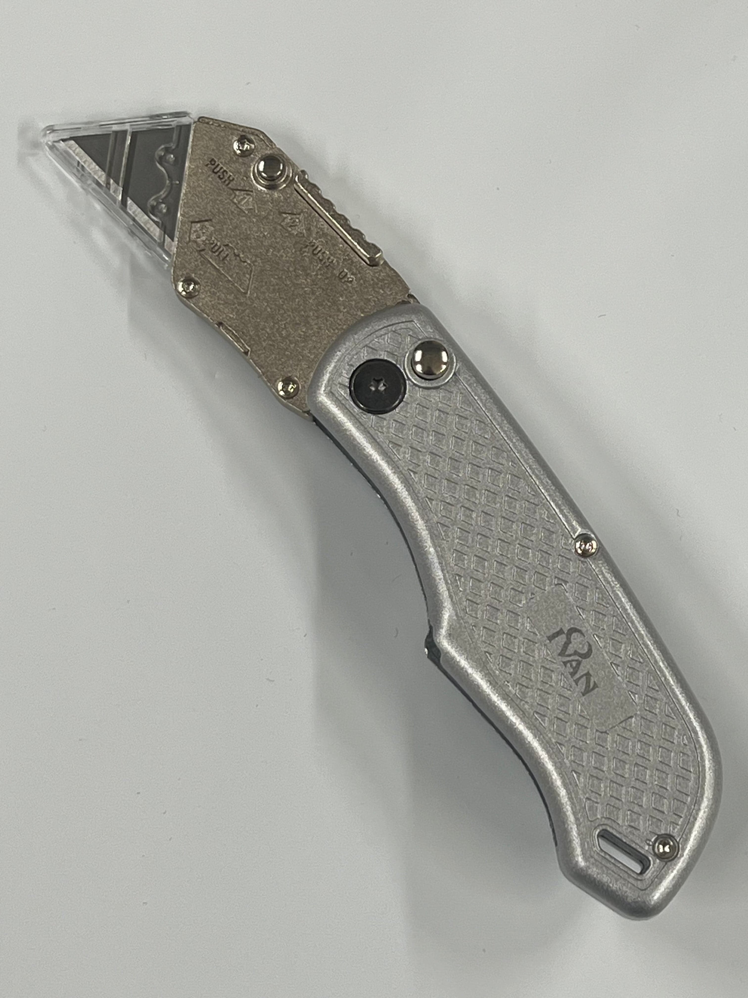 Navaja plegable con hoja intercambiable y clip para cinturón