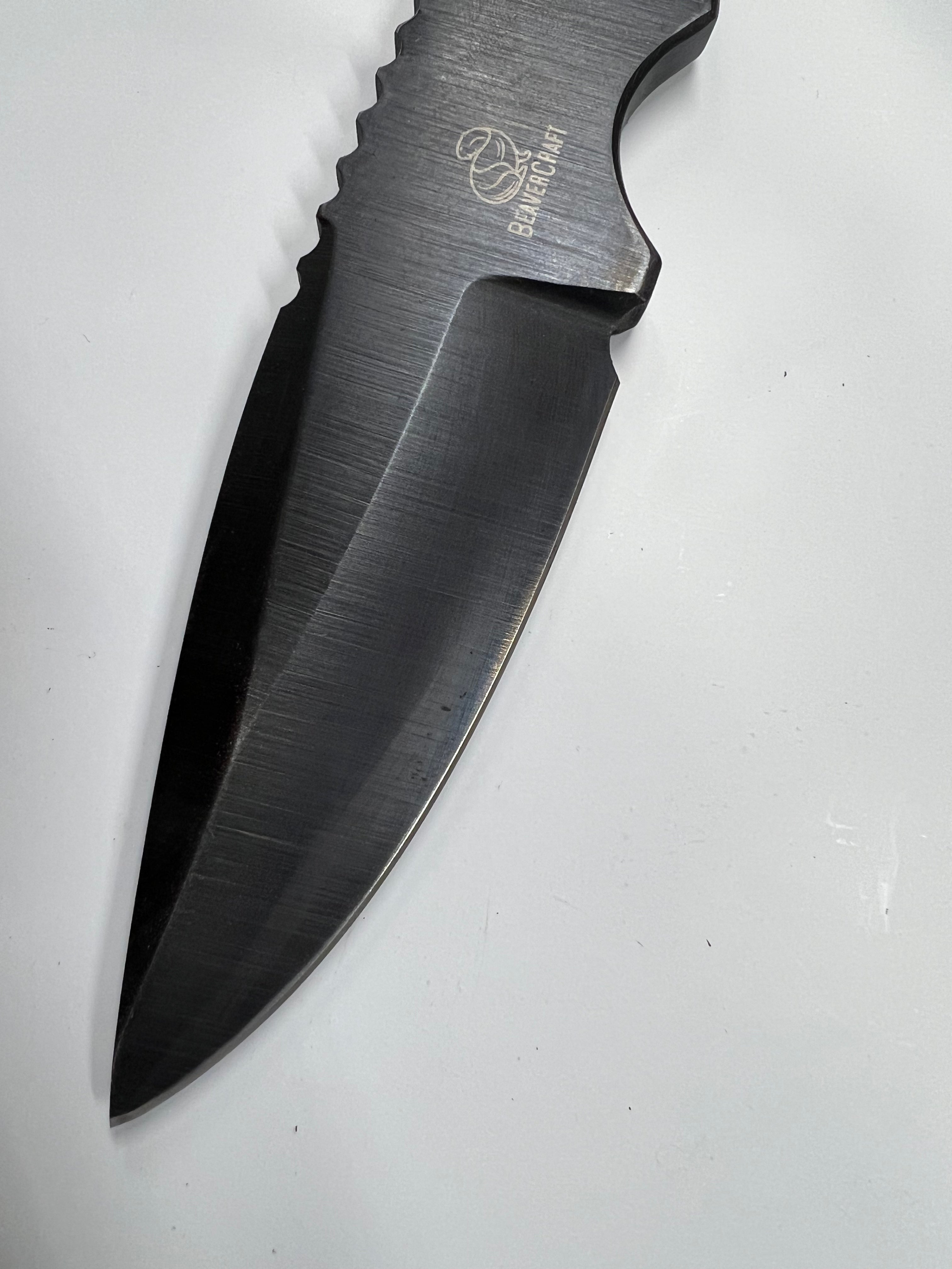 Cuchillo esqueleto SNK2 con funda de cuero