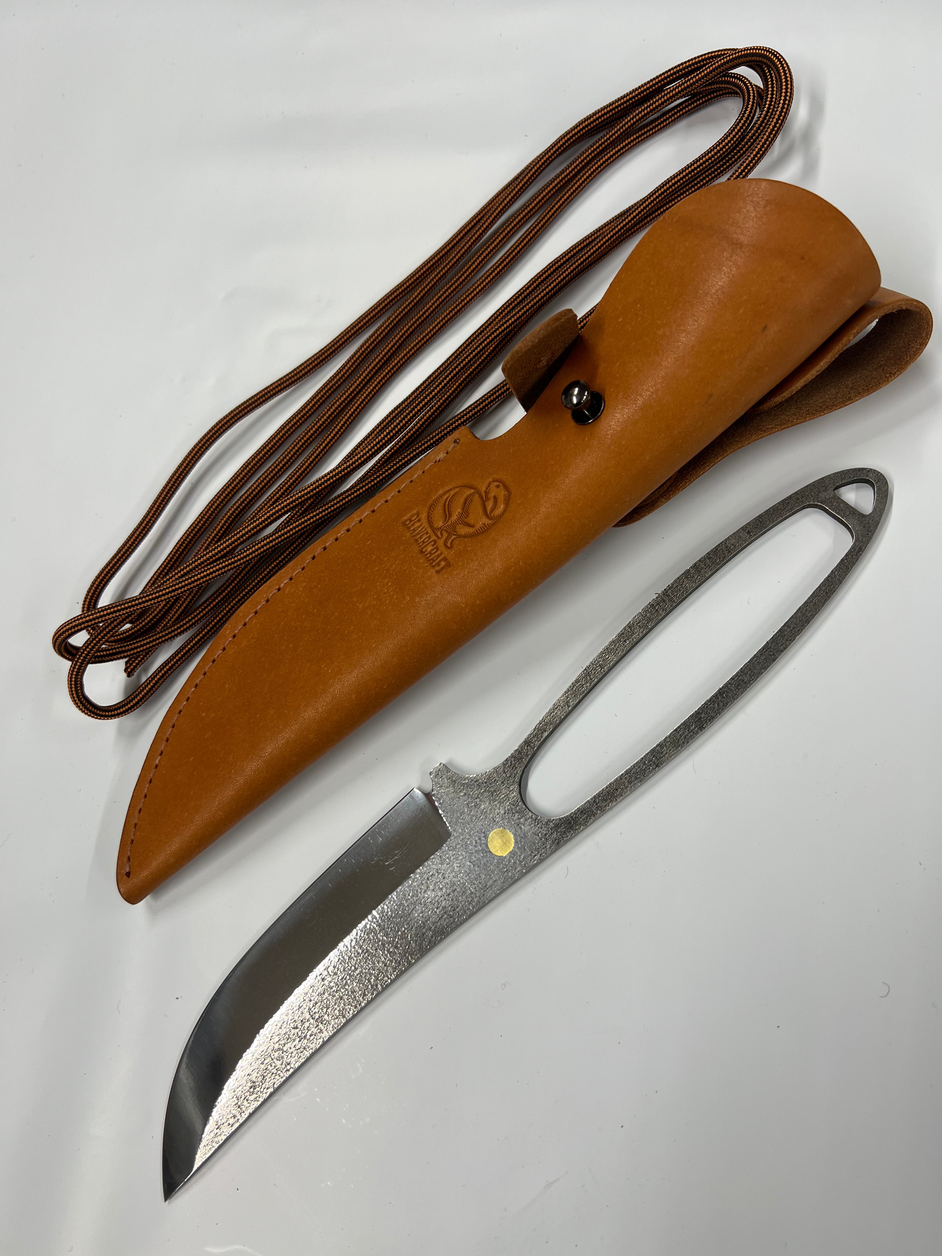 Cuchillo esqueleto SNK1 con funda de cuero
