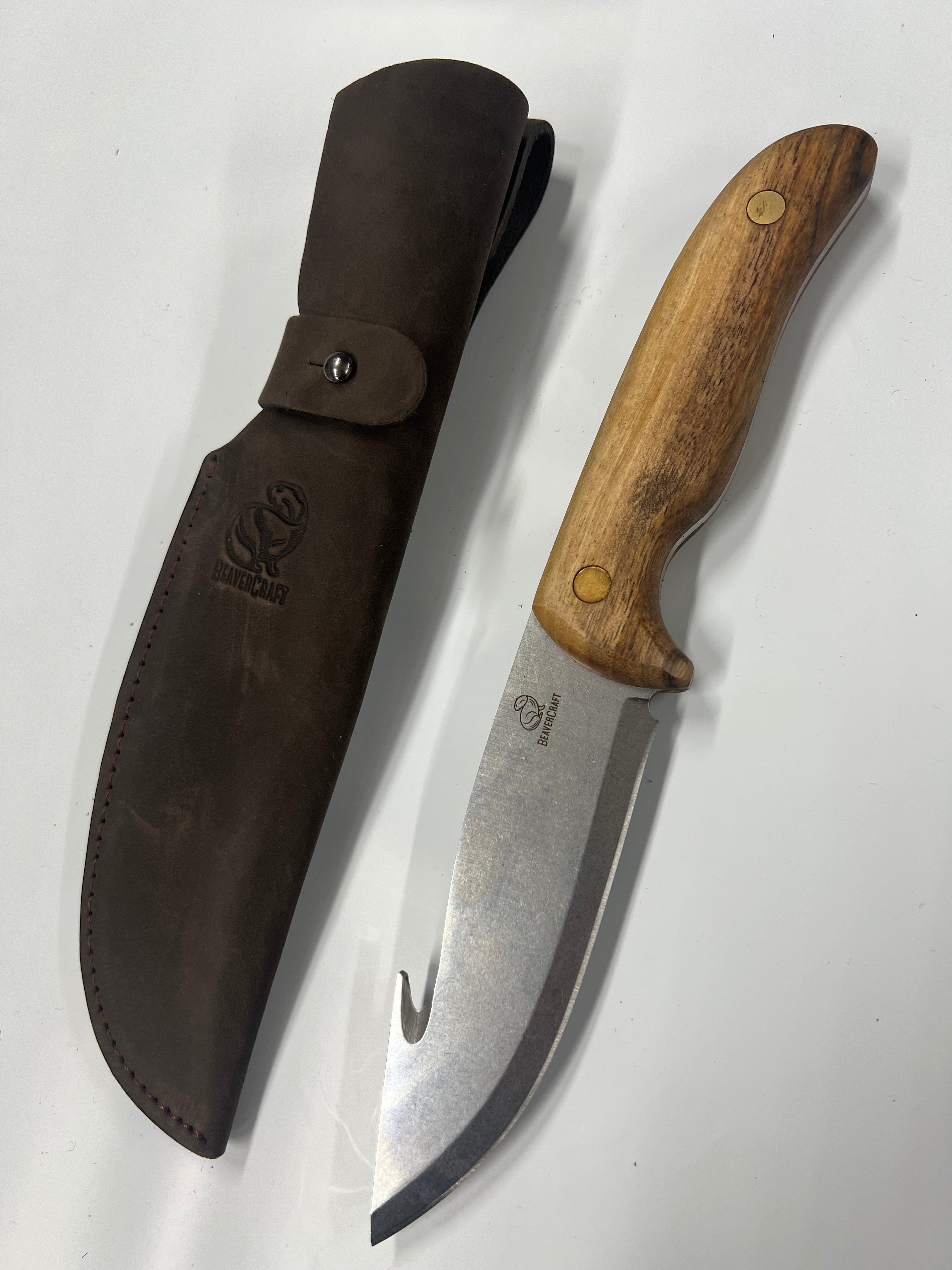 Cuchillo de caza con abridor de panza GTK1 con funda de cuero