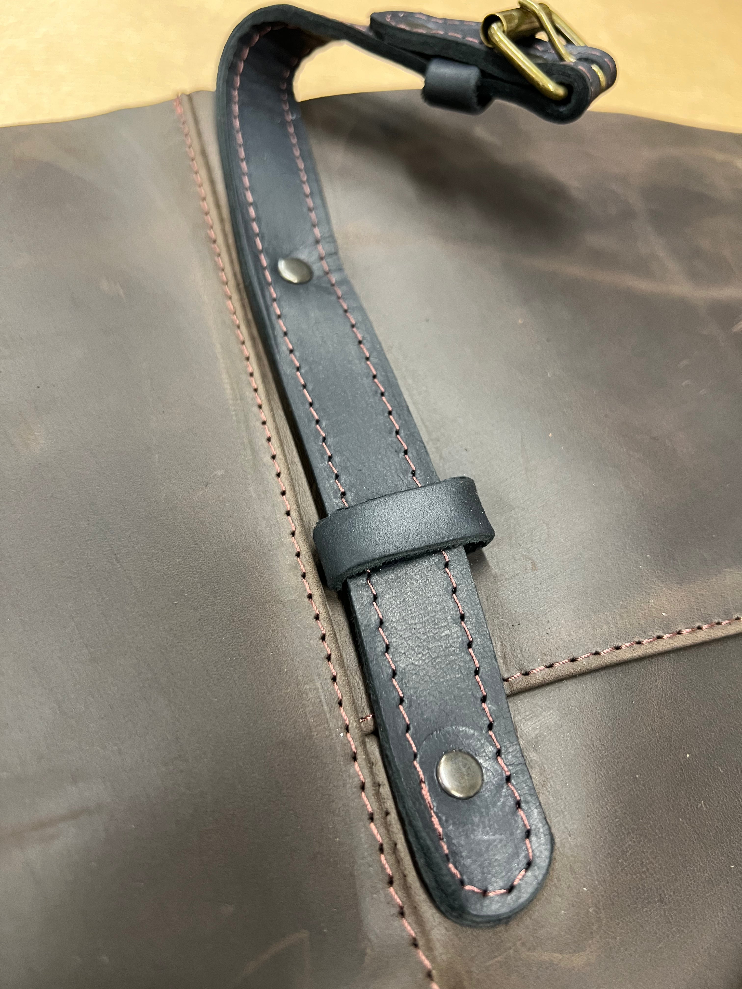 Delantal de cuero marrón ajustable AP3X