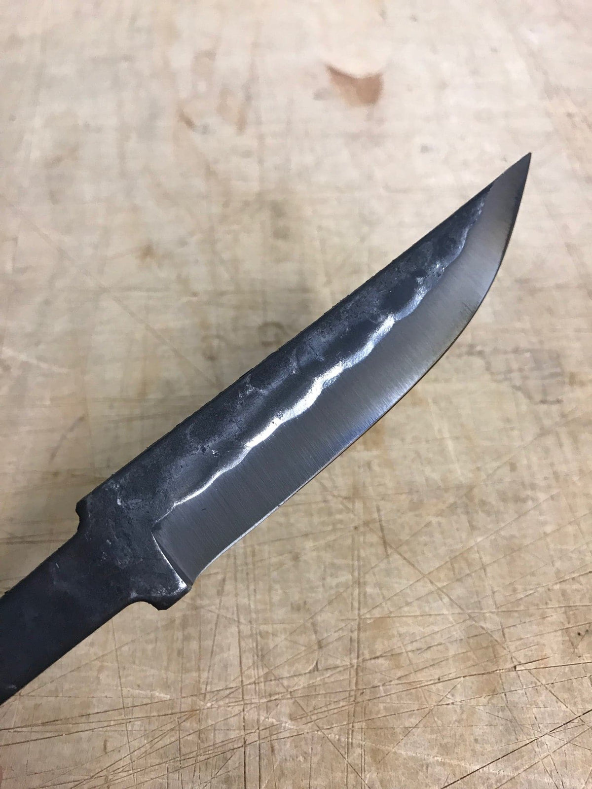 Hoja de cuchillo de 95 mm con acabado martillado