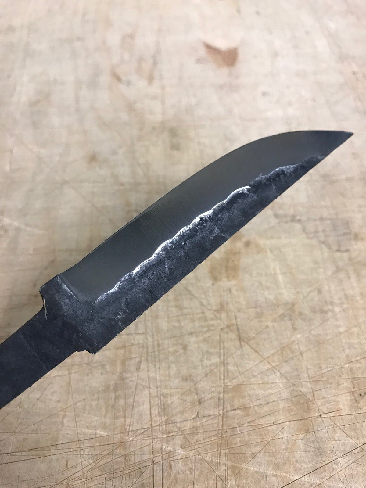 Hoja de cuchillo de 95 mm con acabado martillado
