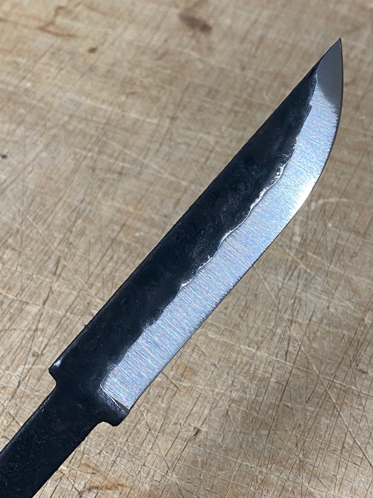 Hoja de cuchillo de 108 mm con acabado martillado