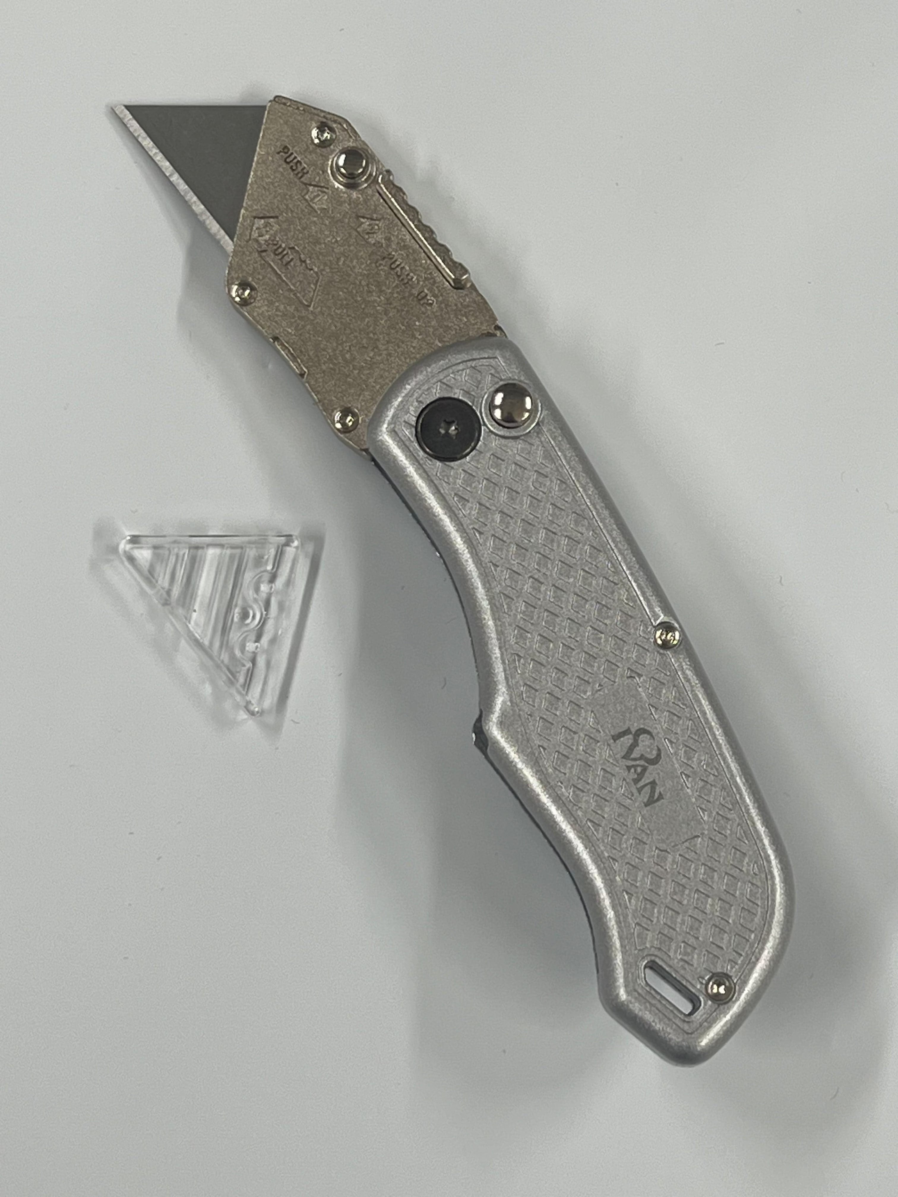 Navaja plegable con hoja intercambiable y clip para cinturón