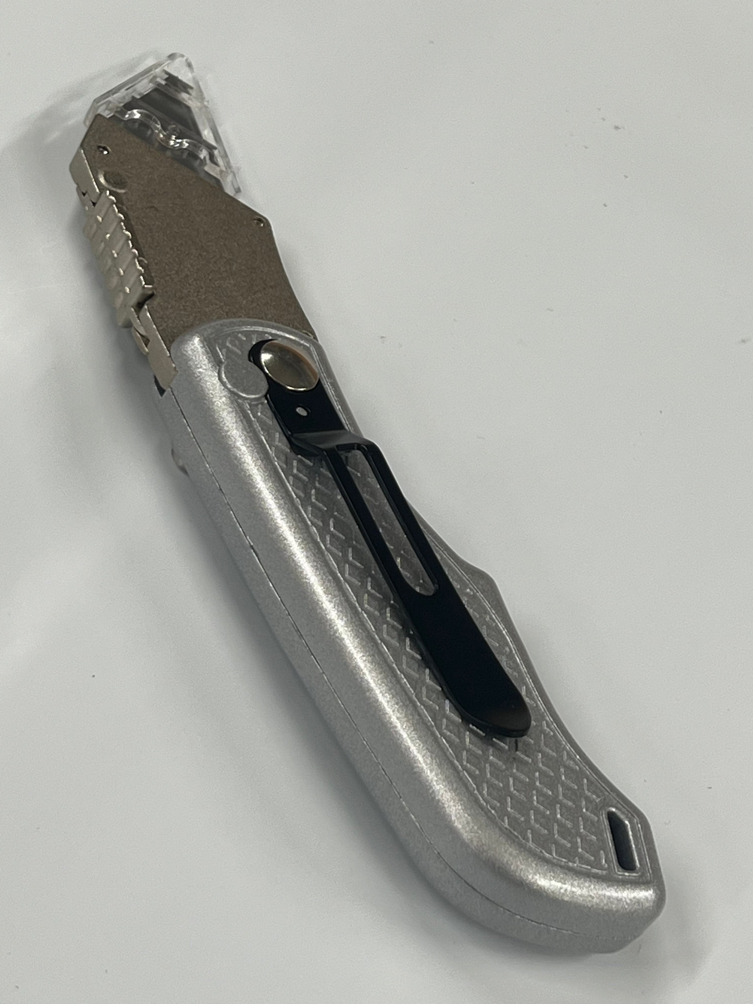 Navaja plegable con hoja intercambiable y clip para cinturón