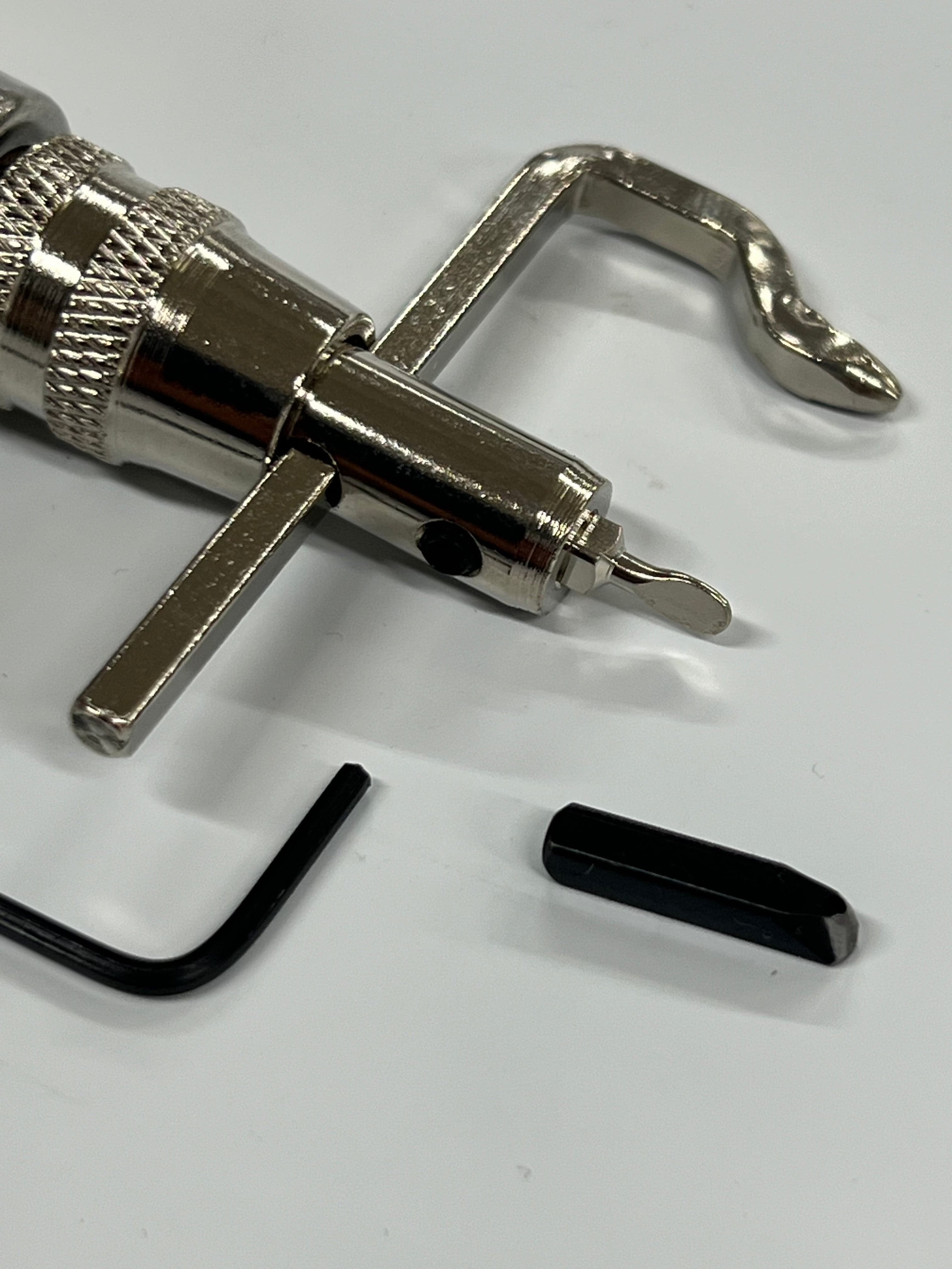 Ranurador ajustable para fundas de cuero