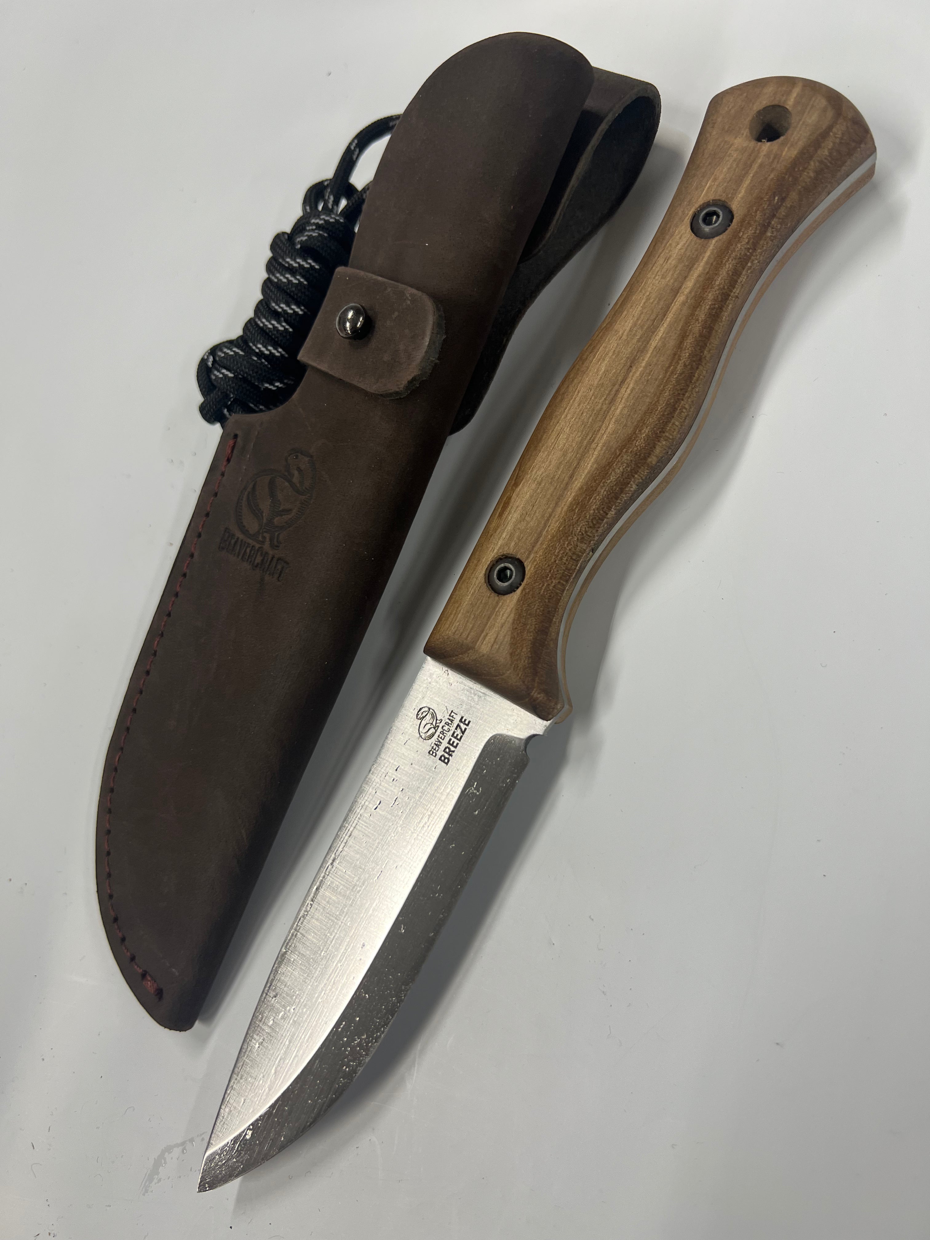 Cuchillo de bushcraft BSH6 con funda de cuero