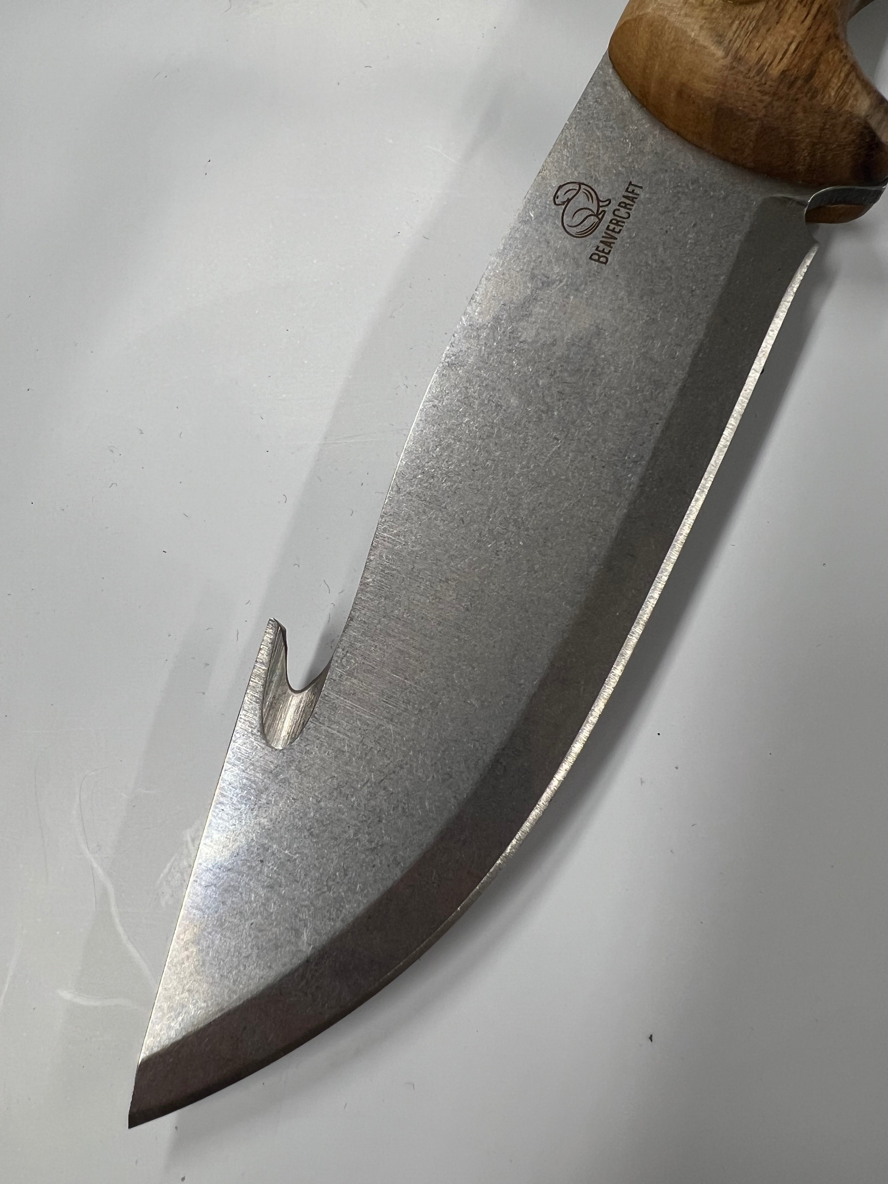Cuchillo de caza con abridor de panza GTK1 con funda de cuero