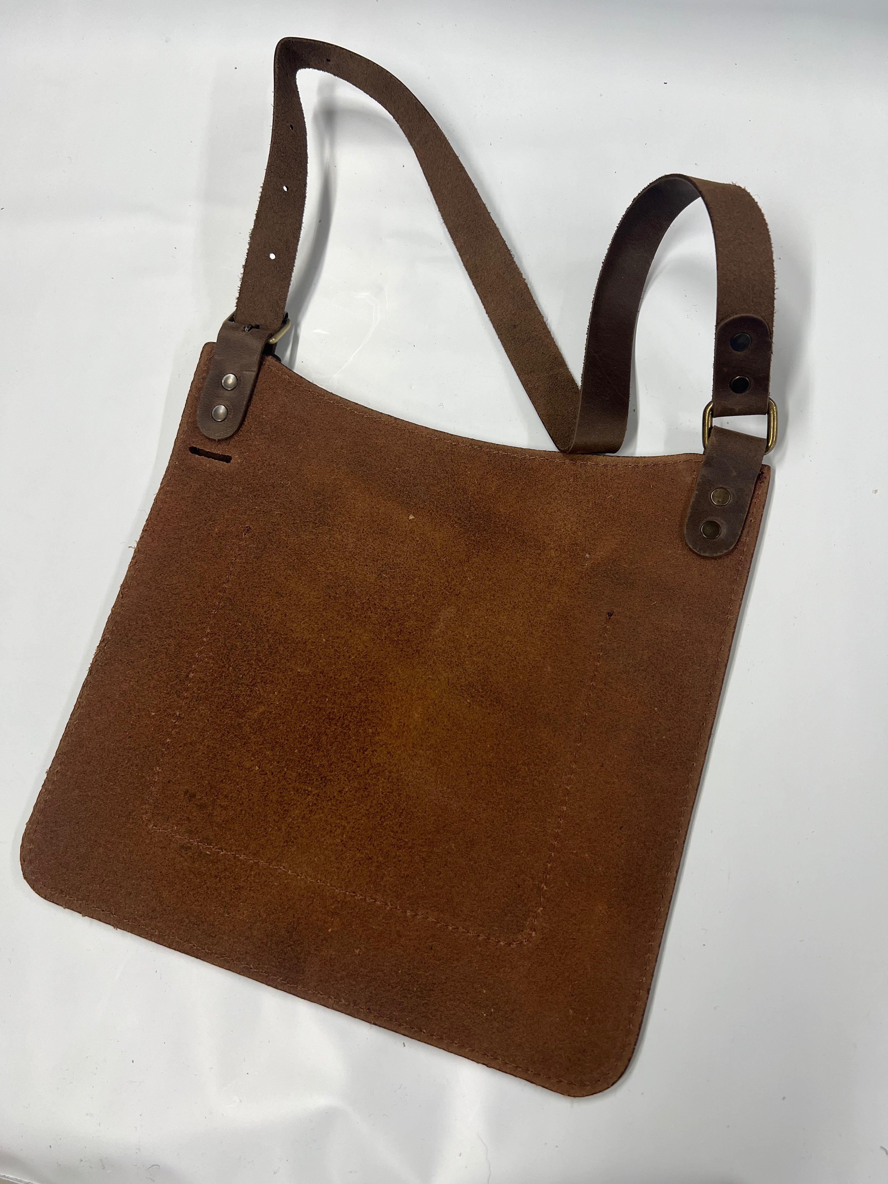 Peto/Protector de pecho para talladores de madera ajustable en cuero marrón AP5