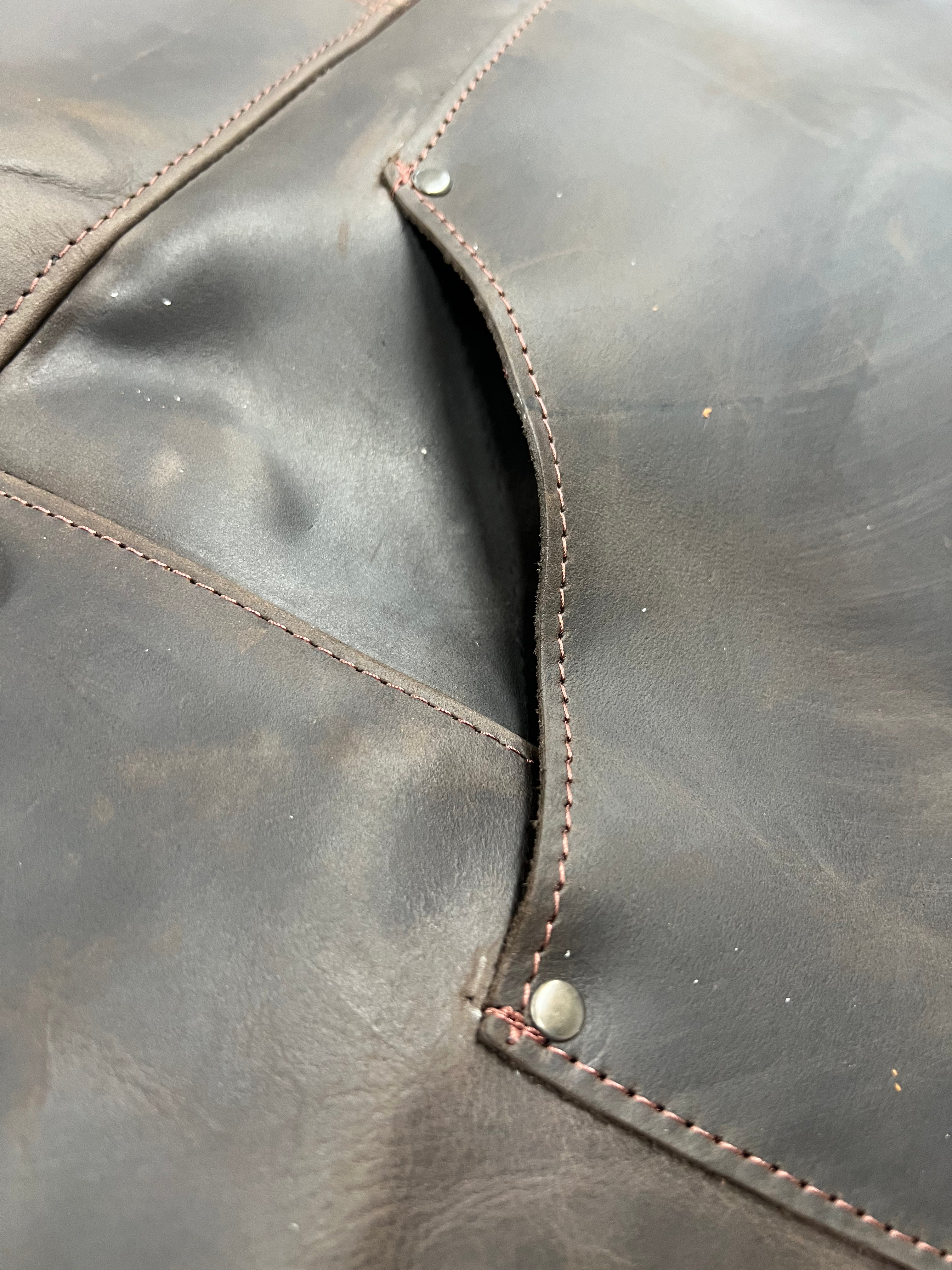 Delantal ajustable de cuero marrón AP2X