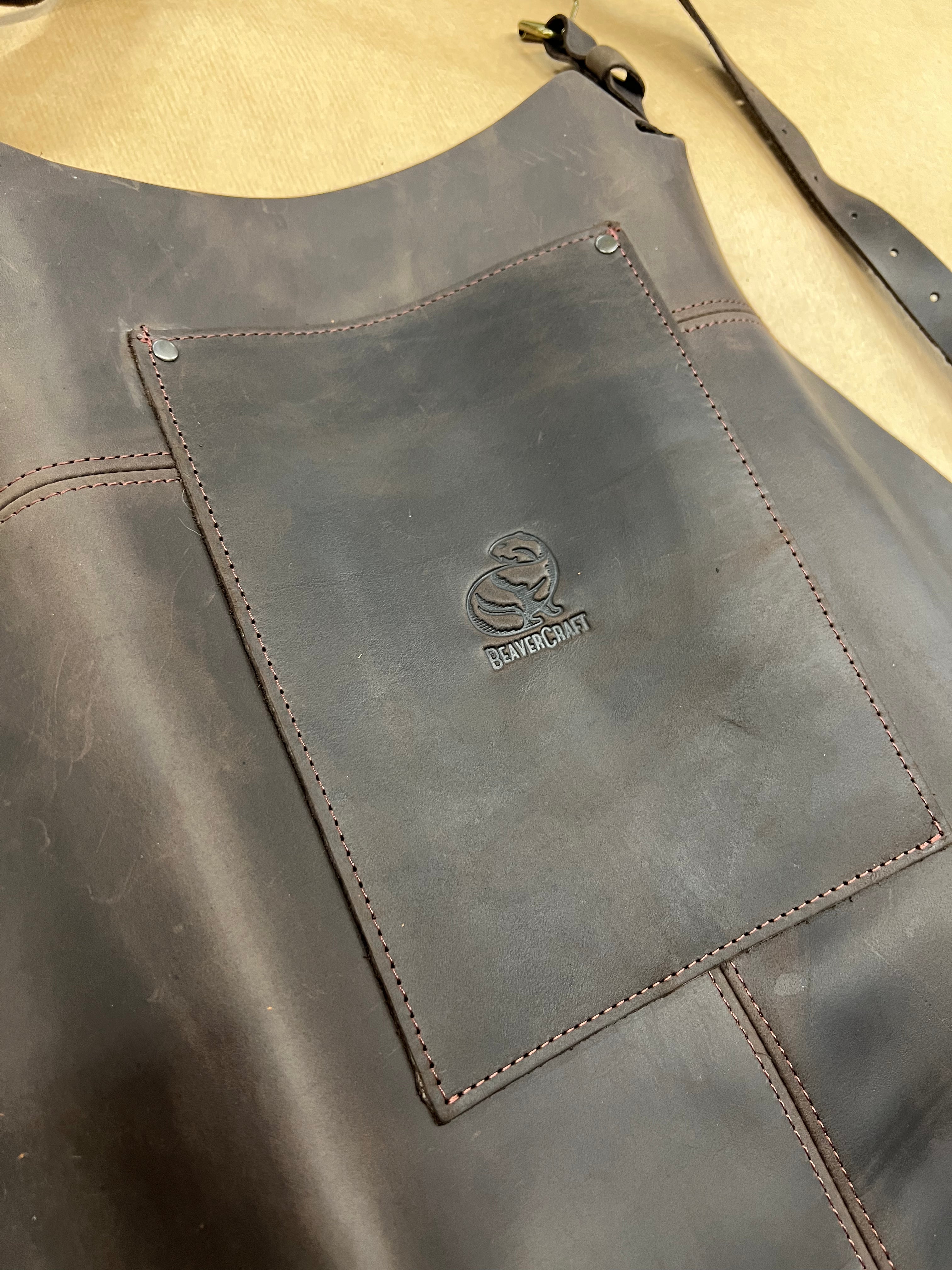 Delantal ajustable de cuero marrón AP2X