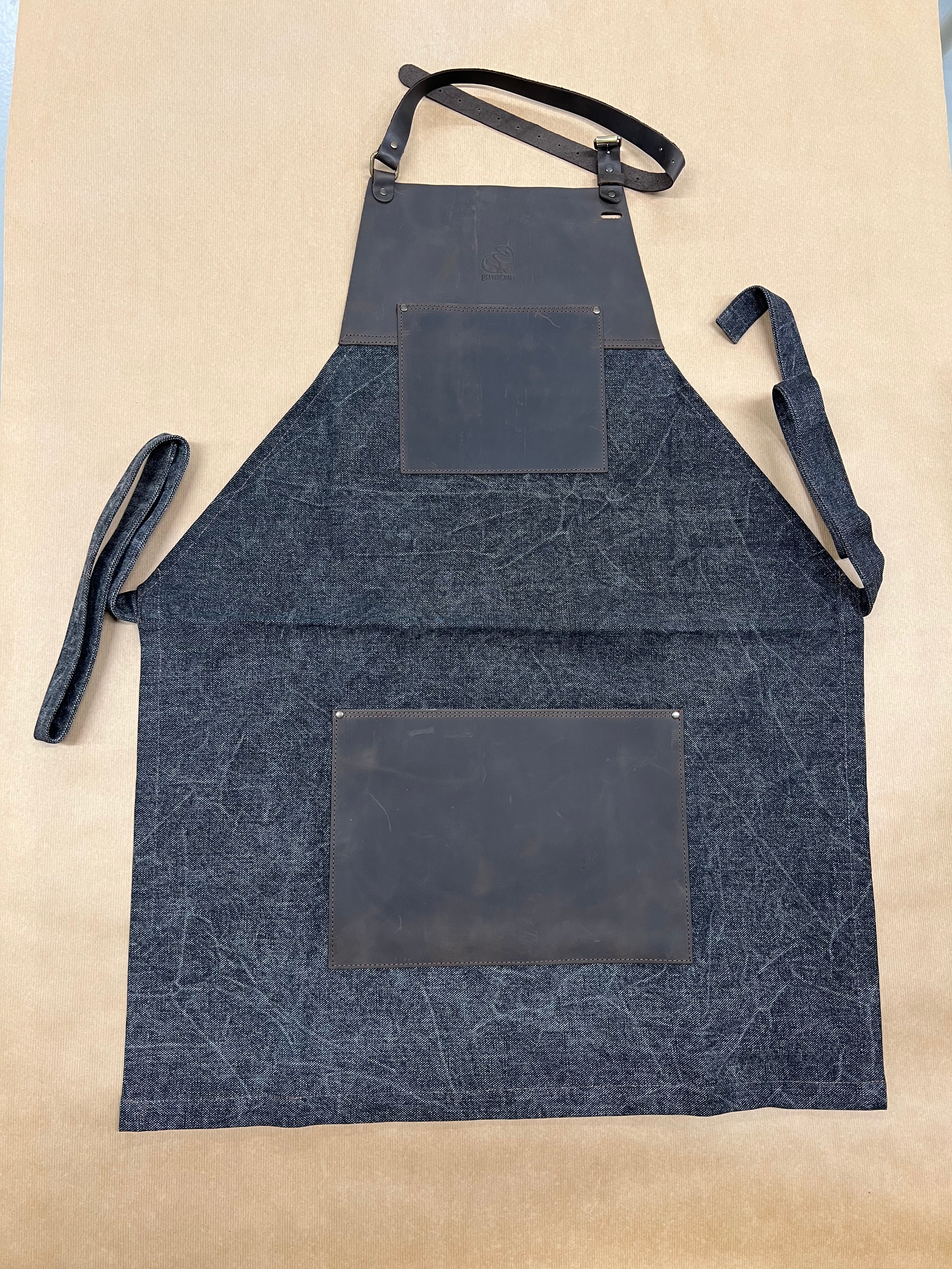 Delantal ajustable de cuero marrón y lona AP4