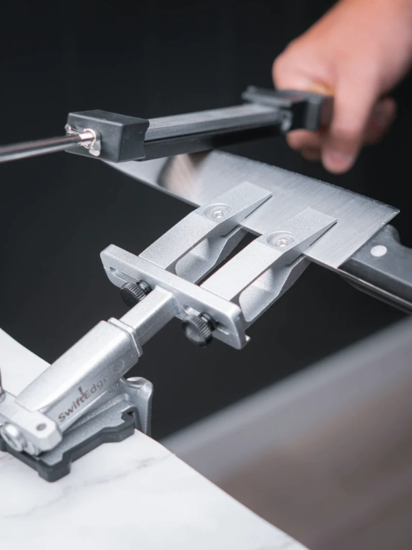 SwiftEdge Cross: Sistema de afilado de cuchillos con ángulo ajustable y piedras de diamante